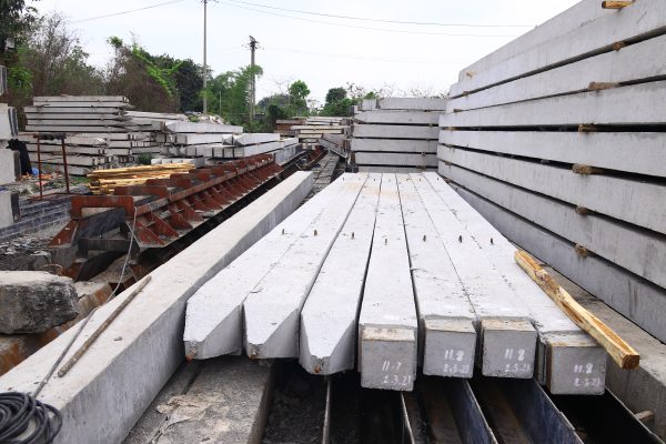Ép cọc bêfe tông 200x200 bằng máy tải là phổ biến